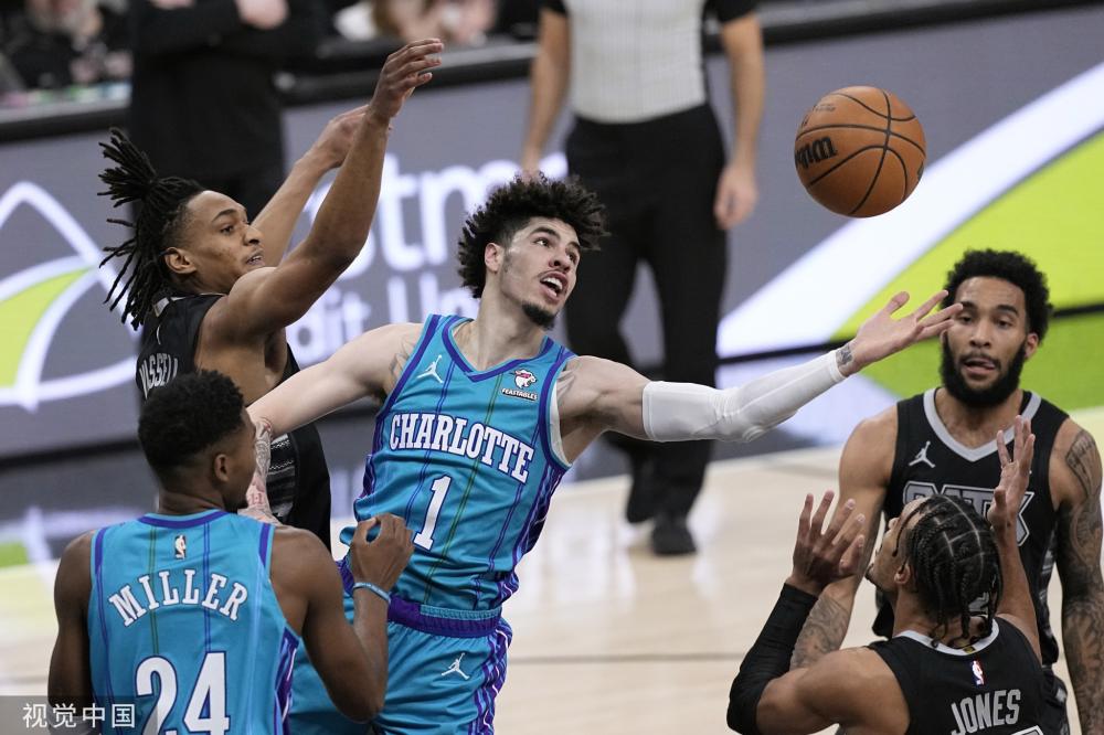 两位球员在 两位球员在